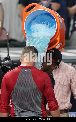 Les Indians de Cleveland Francisco dumps Lindor et glace Gatorade sur Yan Gomes Gomes après avoir frappé un walk off trois run home run en neuvième manche d'un match contre les Rockies du Colorado au Progressive Field de Cleveland, Ohio, le 8 août 2017. Les Indiens défait les Rocheuses 4-1. Photo par Aaron Josefczyk/UPI Banque D'Images