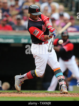 Les Indians de Cleveland Francisco Lindor frappe un home run run deux pendant la deuxième manche d'un match contre les Royals de Kansas City au Progressive Field de Cleveland, Ohio, le 27 août 2017. Photo par Aaron Josefczyk/UPI Banque D'Images