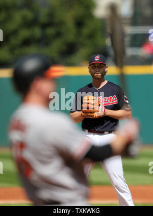 Les Indians de Cleveland Josh Tomlin attend sur Baltimore Orioles batter Mark Trumbo pour lancer dans la deuxième manche contre les Orioles de Baltimore au Progressive Field de Cleveland, Ohio, le 9 septembre 2017. Photo par Aaron Josefczyk/UPI Banque D'Images