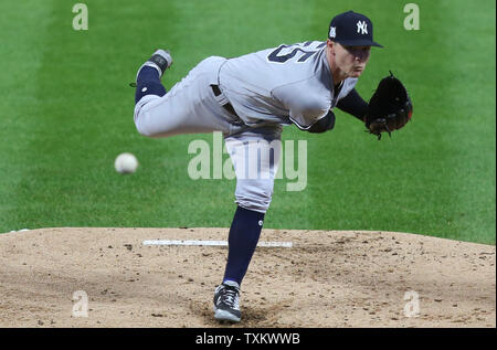 Le lanceur partant des Yankees de New York offre à la Sonny Gray Cleveland indiens au cours de la première manche du jeu 1 de la Division de la ligue américaine à la série Progressive Field à Cleveland, le 5 octobre 2017. Photo par Aaron Josefczyk/UPI Banque D'Images