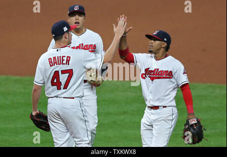 Les Indians de Cleveland à partir pitcher Trevor Bauer (L) est accueilli par Francisco Lindor (R) et qu'il Urshela Giovanny est relevée au cours de la septième manche de la Division de la ligue américaine contre le jeu 1 de la série New York Yankees au Progressive Field de Cleveland, le 5 octobre 2017. Bauer 6 aigu et deux tiers manches avec deux hits, huit retraits sur des prises, et pas admis. Photo par Aaron Josefczyk/UPI Banque D'Images