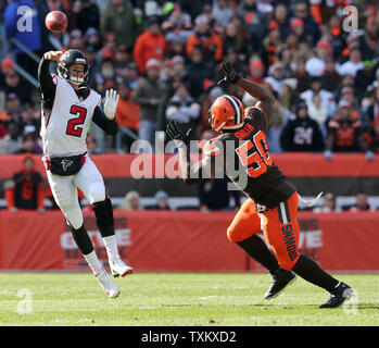 Atlanta Falcons Matt Ryan jette sous la pression des Cleveland Browns Chris Smith au premier stade de l'énergie dans la région de Cleveland, Ohio, 11 novembre 2018. Photo par Aaron Josefczyk/UPI Banque D'Images