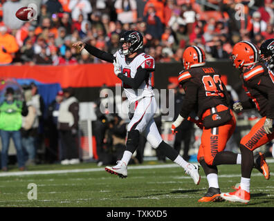 Atlanta Falcons Matt Ryan lance une passe contre les Browns de Cleveland au premier stade de l'énergie dans la région de Cleveland, Ohio, 11 novembre 2018. Photo par Aaron Josefczyk/UPI Banque D'Images