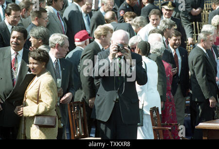 Le sénateur Patrick Leahy (D-VT) prend des photos sur la pelouse Sud de la Maison Blanche à Washington après la cérémonie de signature de la loi sur la criminalité, le 13 septembre 1994. UPI Banque D'Images