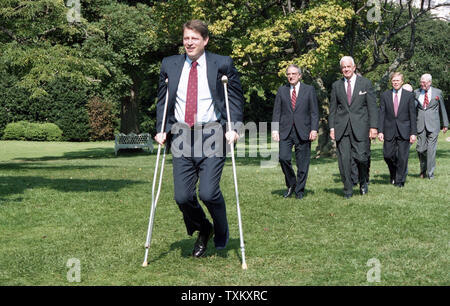 Le vice-président Al Gore marche à travers la pelouse Sud de la Maison Blanche à Washington avec des béquilles d'assister à une cérémonie de signature de la loi sur la criminalité, le 13 septembre 1994. UPI Banque D'Images