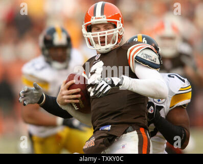 Cleveland Browns quarterback Charlie Frye (9) est renvoyé pour une perte de 12 yards dans le le troisième trimestre par Pittsburgh Steelers Deshea Townsend évoluait le 24 décembre 2005 à Cleveland Browns Stadium. Les Steelers défait les Browns 41-0. (Photo d'UPI/Scott R. Galvin) Banque D'Images