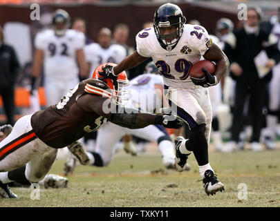 Ravens de Baltimore d'utiliser de nouveau Chester Taylor (29) pousse le joueur de ligne défensive des Cleveland Browns Nick Eason loin comme il passe devant lui dans le deuxième trimestre au stade Cleveland Browns de Cleveland, OH, le 1er janvier 2006. Le Browns défait les Ravens 20-16. (Photo d'UPI/Scott R. Galvin) Banque D'Images