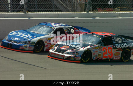 Kevin Harvick dans la Chevrolet No 29 longe la n°25 Brian Vicker's Chevrolet comme il a mené après la première série d'arrêts aux stands dans l'USG Sheetrock 400 course de NASCAR au Chicagoland Speedway à Joliet, Illinois le 28 mai 2006. (Photo d'UPI/Darrell Hoemann) Banque D'Images