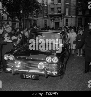 Applaudissements pour le leader travailliste Harold Wilson alors qu'il conduit avec sa femme et son fils de transport House, le siège du Parti travailliste à Westminster, Londres, à Buckingham Palace pour rencontrer la reine Elizabeth II après la victoire de son parti aux élections générales. Banque D'Images