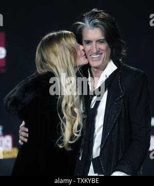 Joe Perry, du groupe Aerosmith, et son épouse Paulette Billie Montgomery parler à la presse pendant le Rock and Roll Hall of Fame de la cérémonie à la salle communautaire de Cleveland, Ohio, le 4 avril 2009. (Photo d'UPI/Alexis C. Glenn) Banque D'Images