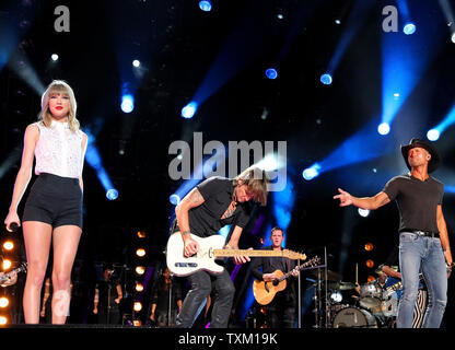 Taylor Swift réalise avec Tim McGraw et Keith Urban pendant le CMA Music Festival à LP Field de Nashville le 6 juin 2013. UPI/Terry Wyatt Banque D'Images