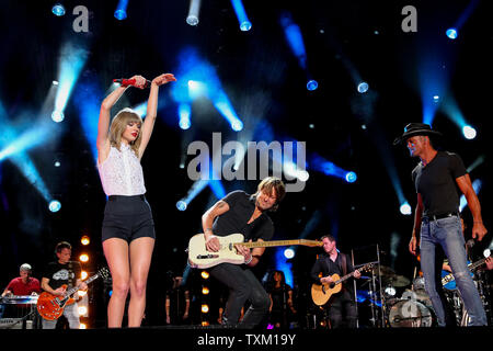 Taylor Swift réalise avec Tim McGraw et Keith Urban pendant le CMA Music Festival à LP Field de Nashville le 6 juin 2013. UPI/Terry Wyatt Banque D'Images