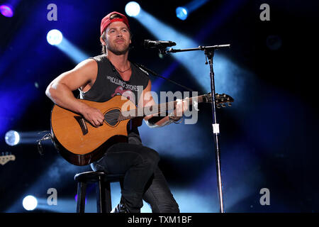 Kip Moore effectue pendant le CMA Music Festival à LP Field de Nashville le 7 juin 2013. UPI/Terry Wyatt Banque D'Images