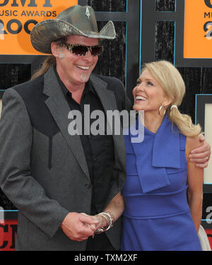 Ted Nugent et sa femme Shemane arrivent pour la Country Music Television (CMT) Music Awards à Nashville, Tennessee, le 16 juin 2009. (Photo d'UPI/Roger L. Wollenberg) Banque D'Images