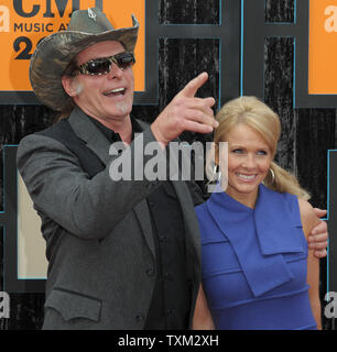 Ted Nugent et sa femme Shemane arrivent pour la Country Music Television (CMT) Music Awards à Nashville, Tennessee, le 16 juin 2009. (Photo d'UPI/Roger L. Wollenberg) Banque D'Images