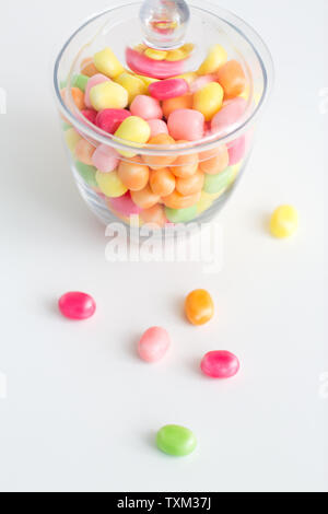 Close up of glass jar avec gouttes de bonbons colorés Banque D'Images