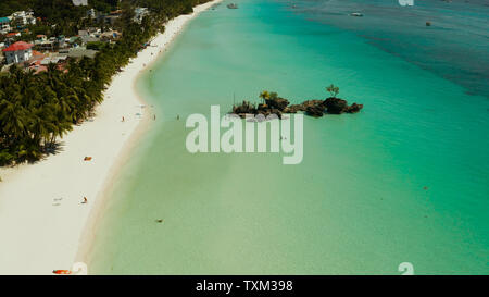 Plage de sable blanc et de Willy's rock avec les touristes et les hôtels et bateau à voile, vue aérienne. Boracay, Philippines. Billet d'été et vacances. Banque D'Images