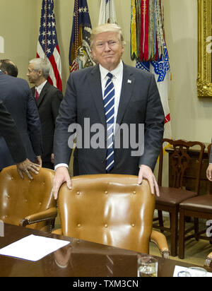 Le Président des Etats-Unis, Donald Trump arrive de rencontrer des représentants de la PhRMA, la Pharmaceutical Research and Manufacturers of America dans la région de la Roosevelt Room de la Maison Blanche à Washington, DC le mardi 31 janvier, 2017. Selon le site web "PhRMA présente les chefs de file du pays, les chercheurs et les sociétés de biotechnologie biopharmaceutique.' .Credit : Ron Sachs / Piscine via CNP Banque D'Images