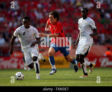 République tchèque Tomas Rosicky courses Michael Essien du Ghana à la balle en action de la Coupe du Monde de soccer à Cologne en Allemagne le 17 juin 2006. Le Ghana a battu la République tchèque 2-0. (Photo d'UPI/Annegret Hilse) PAS DE VENTES AU JAPON ! Banque D'Images