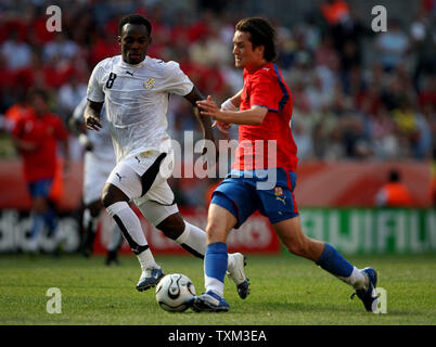 République tchèque Tomas Rosicky en dribblant (rouge) Michael Essien du Ghana dans l'action de la Coupe du Monde de soccer à Cologne, Allemagne, le 17 juin 2006. Le Ghana a battu la République tchèque 2-0. (Photo d'UPI / Annegret Hilse) PAS DE VENTES AU JAPON ! Banque D'Images