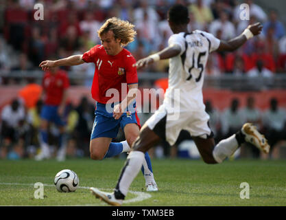 République Tchèque Pavel Nedved (rouge) et John Pantsil de Ghana à déplacer la balle dans l'action de la Coupe du Monde de soccer à Cologne, Allemagne, le 17 juin 2006. Le Ghana a battu la République tchèque 2-0. (Photo d'UPI / Annegret Hilse) PAS DE VENTES AU JAPON ! Banque D'Images