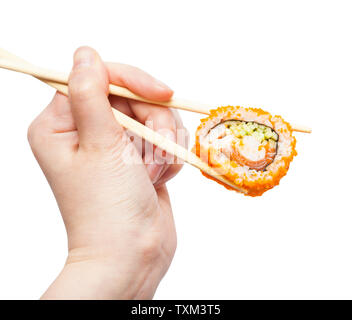 La main féminine avec des baguettes jetables détient californie ebi sushi roll isolé sur fond blanc Banque D'Images