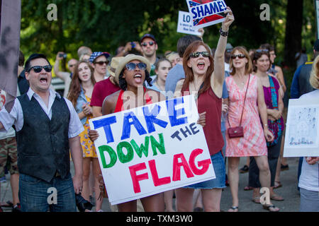 Des milliers de manifestants rally à l'extérieur de la Chambre de l'état de la Caroline du Sud le 20 juin 2015 à Columbia, en Caroline du Sud pour protester contre la bataille confédéré drapeau, qui vole sur Capitol. Photo par Kevin Liles/UPI Banque D'Images