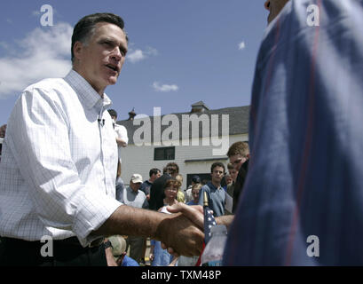 L'ancien gouverneur du Massachusetts et candidat présidentiel républicain Mitt Romney, serre la main avec un supporter après avoir annoncé sa candidature à Scamman Farm à Stratham, New Hampshire le 2 juin 2011. UPI/Matthew Healey Banque D'Images