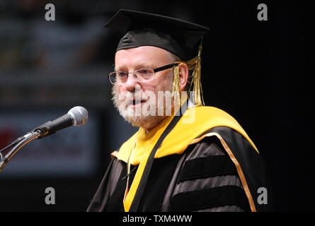 Sir Ian Wilmut, mieux connu pour avoir dirigé une équipe de scientifiques pour produire le premier mammifère cloné avec le matériel génétique d'une cellule adulte, livre son allocution à l'ouverture avec distinction des grades à l'Université du Missouri à Columbia, Missouri le 14 mai 2011. Wilmut, qui a nommé les brebis 'Dolly' en 1996 après singer Dolly Parton, dit que la naissance a suscité un débat sur l'éthique du clonage. Wilmut il a reçu un diplôme honorifique de la science. UPI/Bill Greenblatt Banque D'Images