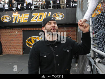 New Orleans Saints quarterback Chase Daniel dit bonjour aux fans lors d'un match contre TexasTech Red Raiders à Faurot Field en Colombie-Britannique, New York le 19 novembre 2011. UPI/Bill Greenblatt Banque D'Images