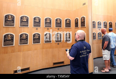 Les visiteurs de la National Baseball Hall of Fame Grand Hall voir le membre du Temple de la renommée à Cooperstown placques, New York le 25 juillet 2014. Intronisations, Atlanta Braves pichets Greg Maddux et Tom Glavin avec White Sox frappeur de puissance Frank Thomas sera intronisé avec les gestionnaires Tony La Russa, Joe Torre et Bobby Cox dans le temple de la renommée du Baseball le 27 juillet 2014. UPI/Bill Greenblatt Banque D'Images