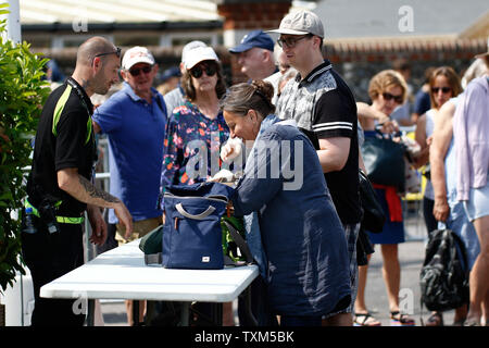 Le Devonshire Park, Eastbourne, Royaume-Uni. 25 Juin, 2019. Tournoi International de Tennis Nature Valley ; Tennis fans avez des bagages vérifiés par la sécurité à Action Crédit : gates Plus Sport/Alamy Live News Banque D'Images