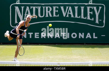 Le Devonshire Park, Eastbourne, Royaume-Uni. 25 Juin, 2019. Tournoi International de Tennis Nature Valley ; Kiki Bertens (NED) sert à Yulia Putintseva (KAZ) Credit : Action Plus Sport/Alamy Live News Banque D'Images