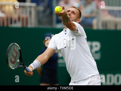Le Devonshire Park, Eastbourne, Royaume-Uni. 25 Juin, 2019. Tournoi International de Tennis Nature Valley ; Daniel Evans (GBR) sert à Radu Albot (MDA) : Action de Crédit Plus Sport/Alamy Live News Banque D'Images