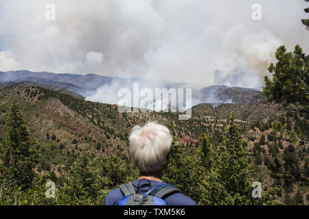 Roland Etcheverry de montres Manitou le Canyon Waldo feu brûler dans le sentier du Sei à l'extérieur de Colorado Springs, Colorado Le 26 juin 2012. Des changements dans les vents ont poussé le feu dans les quartiers des contreforts à l'ouest de Colorado Springs, détruisant de nombreuses maisons. La cause de l'incendie est inconnue. UPI/Trevor Brown Jr. Banque D'Images