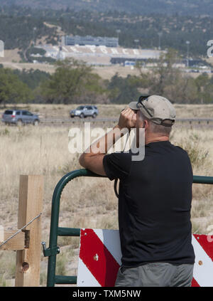 Un résident local surveille son quartier résidentiel et de l'activité près de l'US Air Force Academy au Canyon Waldo incendie dans le Colorado Springs, Colorado Le 29 juin 2012. Le feu est quinze pour cent contenues avec une létalité signalés et 347 accueil détruit. Le feu est le plus destructeur dans l'histoire du Colorado. UPI/Gary C. Caskey Banque D'Images