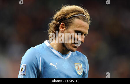 Diego Forlan de l'Uruguay a l'air abattu au cours de la Coupe du Monde de football, demi-finale match au stade Green Point au Cap, Afrique du Sud le 6 juillet 2010. UPI/Chris Brunskill Banque D'Images