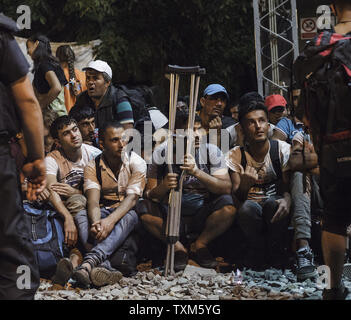 Les réfugiés et les migrants d'attendre dans la Tovarnik gare à bord d'un train qui va les transporter à l'Autriche le 18 septembre 2015 à Tovarnik, Croatie. Photo par Savallis-81/UPI Banque D'Images