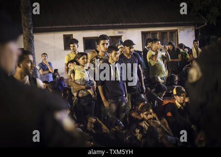 Les réfugiés et les migrants d'attendre dans la Tovarnik gare à bord d'un train qui va les transporter à l'Autriche le 18 septembre 2015 à Tovarnik, Croatie. Photo par Savallis-81/UPI Banque D'Images