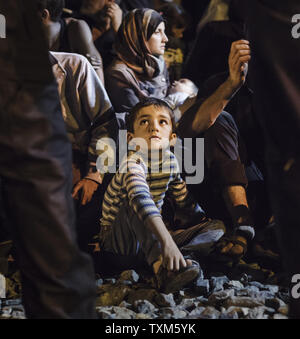 Les réfugiés et les migrants d'attendre dans la Tovarnik gare à bord d'un train qui va les transporter à l'Autriche le 18 septembre 2015 à Tovarnik, Croatie. Photo par Savallis-81/UPI Banque D'Images