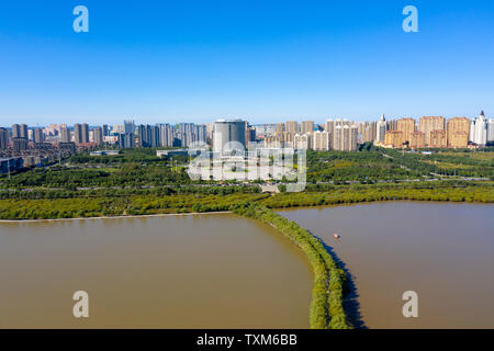 Nouveau Quartier à Harbin, Heilongjiang Province, sous le ciel bleu, blanc trois voiliers sont lentement sur la rivière Songhua ondoyants. Dans le contexte de la nouvelle zone de Harbin, l'homme et la nature entre les villes font preuve d'une beauté harmonieuse et un paysage pittoresque. Banque D'Images