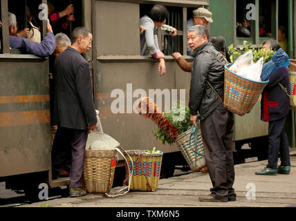 Habitants de la pension Pension complète chariots avant leur départ du train à vapeur à leurs petits villages de Jiayang, une petite ville de montagne dans la province du Sichuan, le 7 avril 2016. Bien que bénéficiant de la plus longue et la plus moderne du système ferroviaire à grande vitesse avec plus de 19 000 km de voies, la Chine est également le dernier tournant passager à voie étroite de train à vapeur. Construit en 1958, le chemin de fer Jiayang a été construit pour transporter le charbon le long d'une piste de 13 km en utilisant des moteurs à vapeur construit dans les années 1950. Les mêmes moteurs sont encore en usage. Photo par Stephen Shaver/UPI Banque D'Images