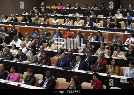 Députés cubains que l'Assemblée nationale ouvre une session qui va sélectionner Cuba's Conseil d'État avant la désignation d'un nouveau président, à la Convention Palace à La Havane le 18 avril 2018. Le président cubain Raul Castro pas en bas de jeudi, en passant le relais à une nouvelle génération dans une transition qui met un terme à l' frères Castro-six années au pouvoir. Le 86-year-old a été au pouvoir depuis 2006. UPI Banque D'Images