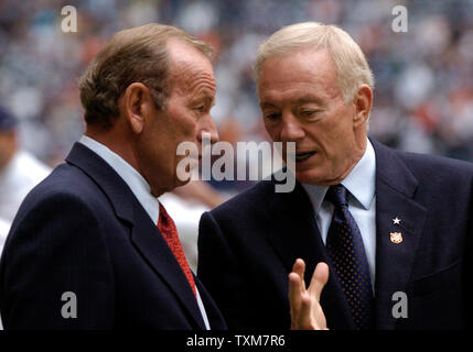 Denver Broncos propriétaire Pat Bowlen parle propriétaire Dallas Cowboys Jerry Jones avant l'Cowboys-Denver jeu NFL Broncos de Dallas le 24 novembre 2005 à Irving au Texas. (Photo d'UPI/Ian Halperin) Banque D'Images