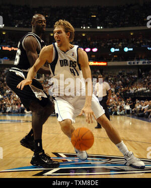Dallas Mavericks Dirk Nowitzki durs autour de San Antonio Spurs Francisco Elson au premier trimestre à l'American Airlines Center de Dallas, le 2 novembre 2006. Les Spurs battu les Mavs 97-91 dans le match d'ouverture pour les deux équipes. (Photo d'UPI/Ian Halperin) Banque D'Images