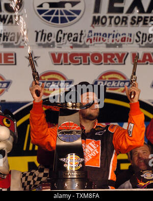 Tony Stewart, pilote de la # 20 Home Depot Chevrolet, incendies deux six-shooters à l'occasion de gagner la NASCAR Dickies 500 au Texas Motor Speedway à Ft. Worth, TX, le 5 novembre 2006. Led Stewert 278 des 339 tours. (Photo d'UPI/Ian Halperin) Banque D'Images