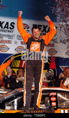 Tony Stewart sort de l # 20 Home Depot Chevrolet afer gagner la NASCAR Dickies 500 au Texas Motor Speedway à Ft. Worth, TX, le 5 novembre 2006. Stewart a mené 278 des 339 tours. (Photo d'UPI/Ian Halperin) Banque D'Images