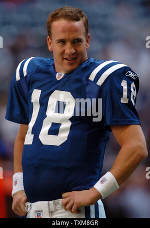 Indianapolis Colts quarterback Payton Manning se réchauffe avant le match à Dallas Cowboys Texas Stadium à Irving, TX le 19 novembre 2006. Les Cowboys remis les Colts leur première défaite de la saison 21-14. (Photo d'UPI/Ian Halperin) Banque D'Images