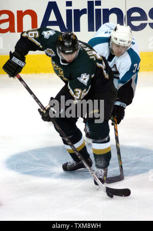 Dallas Stars Jussi Jokinen, de Finlande conserve le palet à partir de San Jose Sharks Patrick Rissmiller à l'American Airlines Center de Dallas, TX le 18 février 2007. (Photo d'UPI/Ian Halperin) Banque D'Images
