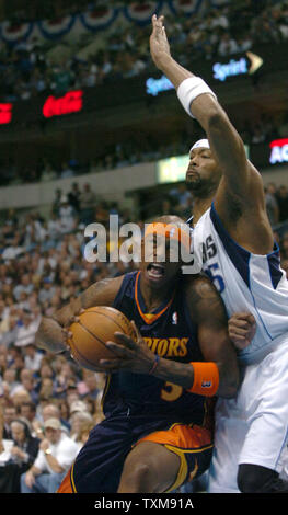 Golden State Warriors Al Harrington durs contre les Dallas Mavericks Erick Dampier à l'American Airlines Center à Dallas, Texas, le 25 avril 2007. (Photo d'UPI/Ian Halperin) Banque D'Images